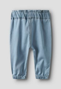 Lyseblå bukser i denimstil med elastisk midje og smale, rynkede ankler. Jevn tekstur med kontrasterende sømdetaljer.