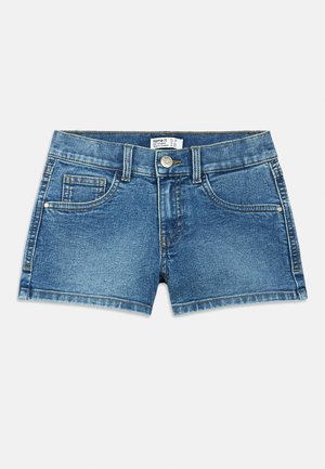 Denimshorts i lyseblå, med klassisk snitt, fem-lommer design, knappestenging og synlige sømmer. Glatt, solid tekstur.