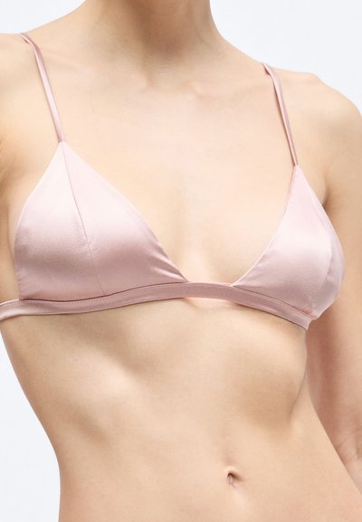 Ljust rosa triangelformat bralette av slät satintygg, med smala band och en minimalistisk design med en subtil glans.