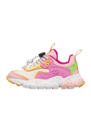 Baskets épaisses pour enfants avec des panneaux roses, blancs, verts et orange, des lacets blancs et noirs à motifs, et une semelle blanche texturée.