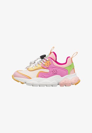 Kindersneaker mit dicken Sohlen in Rosa, Weiß, Grün und Orange, weißen und schwarzen gemusterten Schnürsenkeln sowie einer strukturierten weißen Sohle.