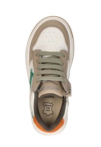 Sneaker heeft een witte leren bovenkant met groene en oranje accenten, een grijze vetersluiting en een gevoerde kraag. Binnenin staat "100% Echt Lederen."