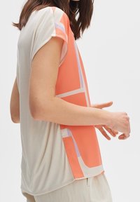 OPUS T-shirt med print - orange