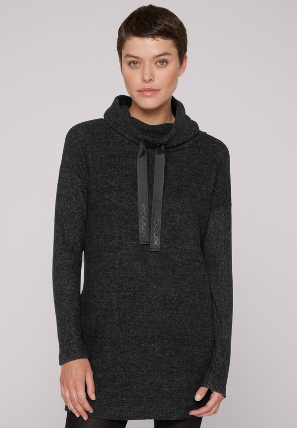 MIT ROLLKRAGEN - Strickkleid