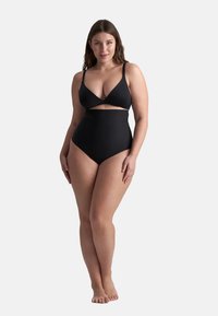 Costume da bagno nero a due pezzi, composto da un top bralette triangolare con fascia e un pezzo inferiore a vita alta; texture liscia, design minimalista.