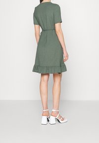 Vero Moda Petite Vapaa-ajan mekko - green