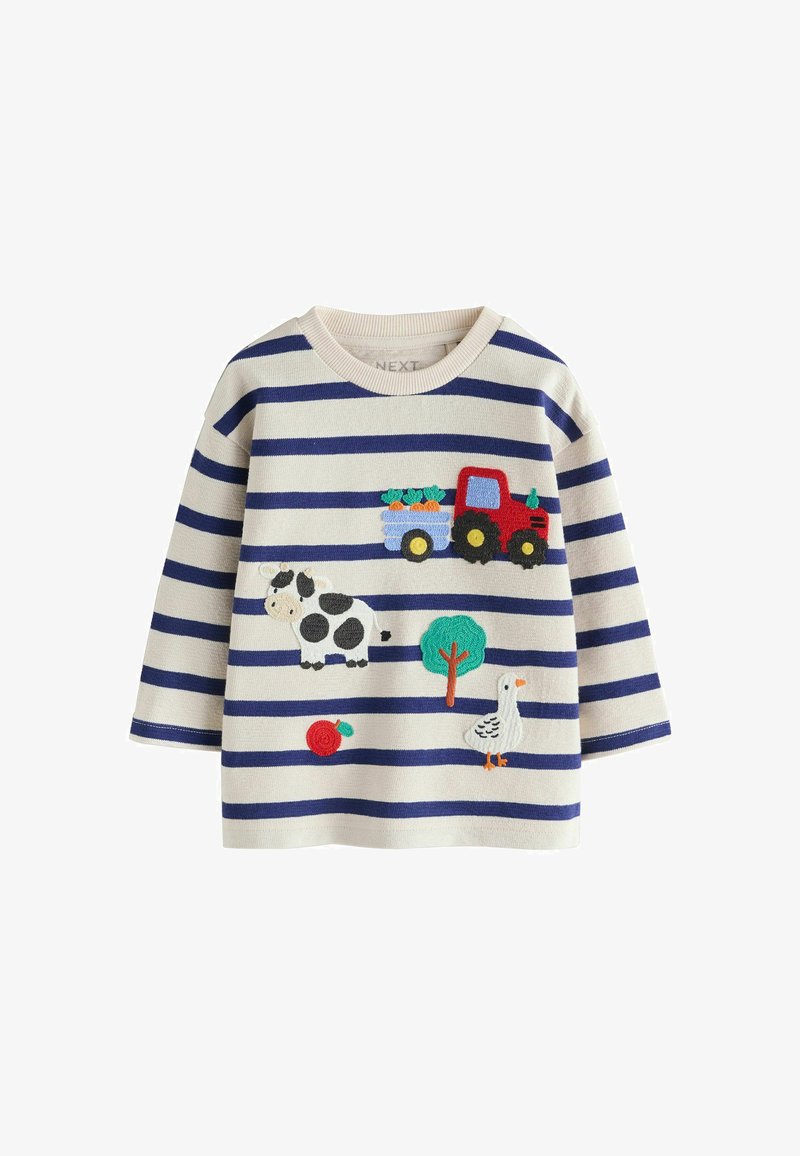 Camiseta infantil de manga larga con rayas azules y blancas que presenta parches coloridos con temática de granja, incluyendo una vaca, tractor, árbol, ganso y manzana.