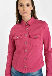 Fuchsia denim jacket met lange mouwen, knoopsluiting aan de voorkant, twee borstzakken en gestikte details, met zilveren hardware accenten.