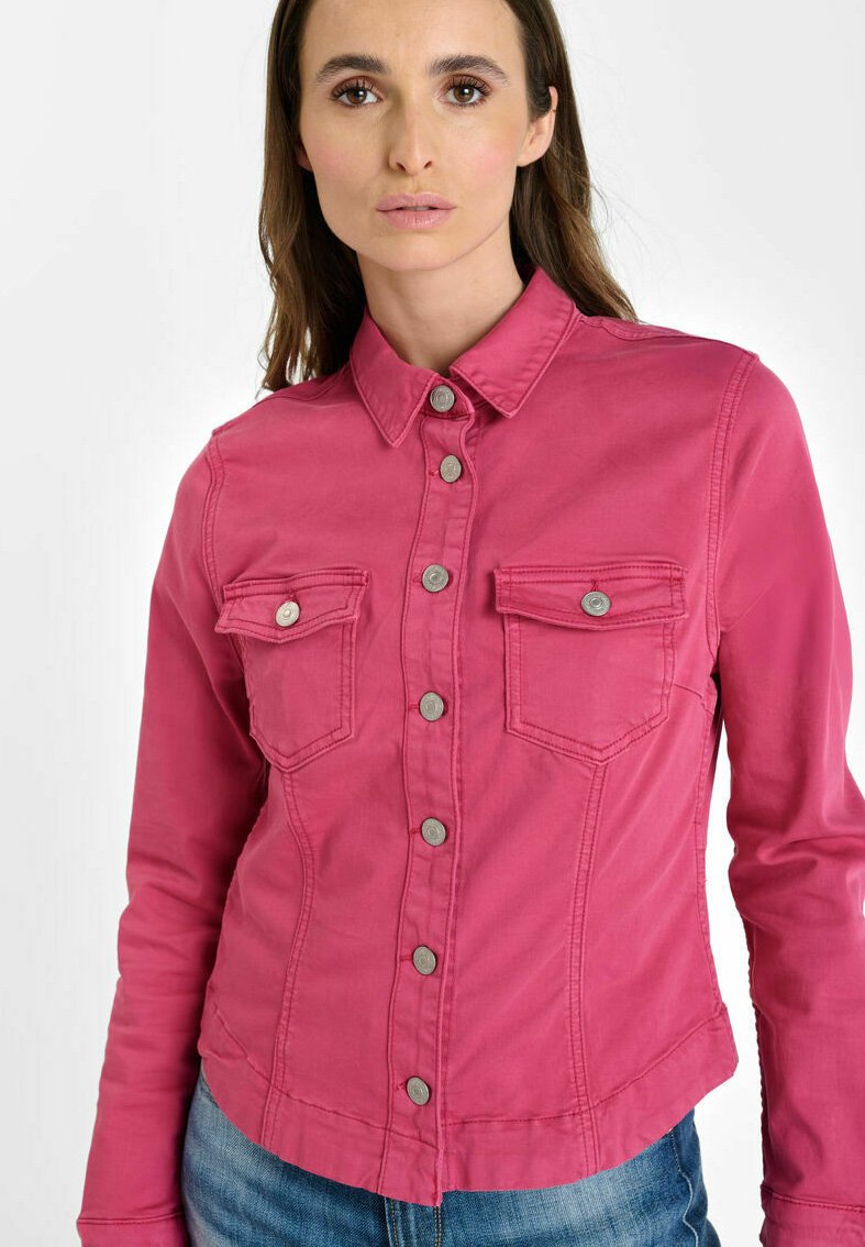 Fuchsia denim jacket met lange mouwen, knoopsluiting aan de voorkant, twee borstzakken en gestikte details, met zilveren hardware accenten.