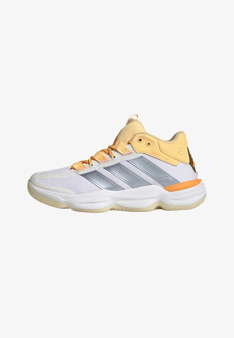 Chaussures de sport avec une tige en mesh blanc, des accents argentés, des détails jaunes et une semelle intermédiaire orange. Dotées d'un col rembourré et d'une semelle texturée.