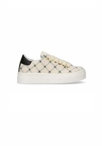 Sneakers con una toma superiore in tessuto crema, caratterizzati da un design trapuntato, occhielli dorati, suola bianca spessa e un accento del tallone nero.