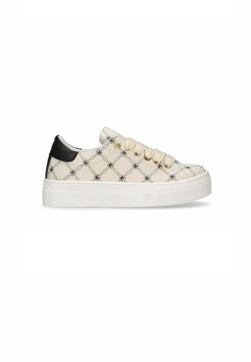 Sneakers con una toma superiore in tessuto crema, caratterizzati da un design trapuntato, occhielli dorati, suola bianca spessa e un accento del tallone nero.