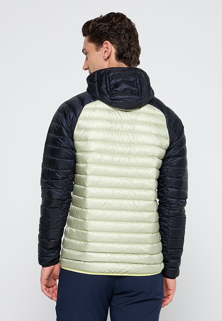 Padded jacket z dwukolorowym wzorem, z jasnoszarym korpusem i granatowymi rękawami. Z kapturem, z prążkowanymi mankietami i gładkim wykończeniem.