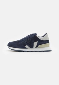 Sneakers blu navy realizzati in materiali scamosciati e in rete, con un logo triangolare, dettagli grigi a contrasto e un design della suola testurizzato.