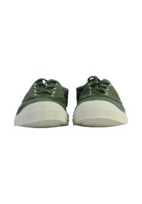 Sneakers in tela verde con suola in gomma bianca, punta rotonda e design con lacci. Presentano lacci piatti e dettagli testurizzati sulla suola.