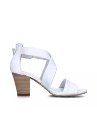 Sandali bianchi con tacco alto, design a fasce incrociate, finitura in pelle liscia, punta aperta e tacco in legno impilato.
