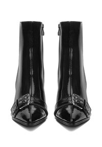 Czarne lakierowane botki za kostkę z ostrym noskiem, z szerokim paskiem z klamrami oraz zamkiem błyskawicznym z tyłu do zapięcia.