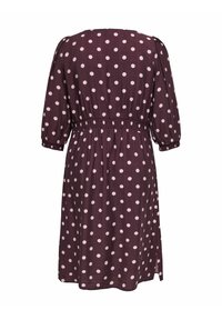 Rochie mov până la genunchi cu buline roz deschis, mâneci trei sferturi bufante, talie elastică și crăpătură laterală, văzută din spate.