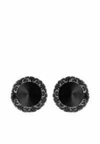 Pasties de tela negra con un centro de satén suave, rodeados por un borde de encaje decorativo, con patrones florales y bordes en forma de concha.