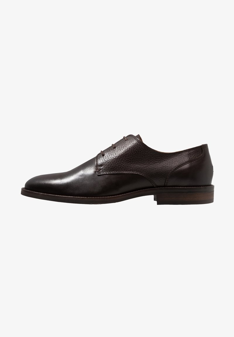 Chaussure habillée pour homme en cuir brun foncé, avec fermeture à lacets, bout lisse, partie supérieure texturée et petit talon en bois, vue de profil.