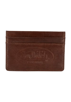 Porta carte in pelle marrone con logo "Von Dutch California" in rilievo e molteplici fessure orizzontali per carte.