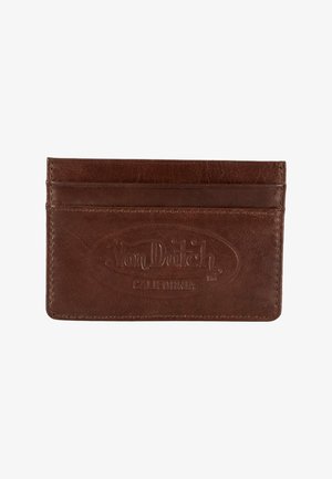 Porte-cartes en cuir marron avec logo embossé "Von Dutch California" et plusieurs emplacements horizontaux pour cartes.