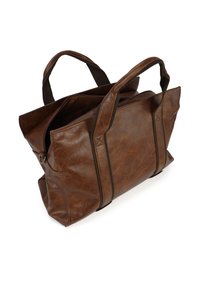 Bruine leren tote bag met dubbele handgrepen, ritssluiting en contrasterende donkere banden. Textuur oppervlak met een ruime binnenruimte voor opslag.