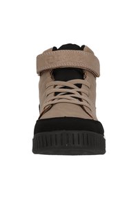 Baskets montantes beiges avec semelle en caoutchouc noir, présentant un dessus texturé, des lacets et une sangle auto-agrippante pour un maintien sécurisé.