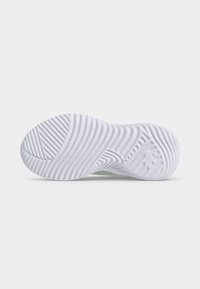 Semelle blanche de chaussure de sport avec un motif ondulé et texturé pour l’adhérence, vue du dessous sur un fond clair et uni.