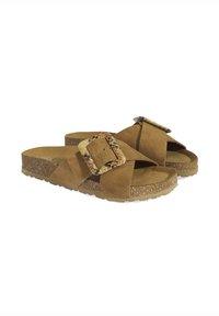 Sandales en daim marron avec un design croisément, boucle en cuir texturée à motif animal et semelle semblable au liège. Intérieur lisse et construction légère.