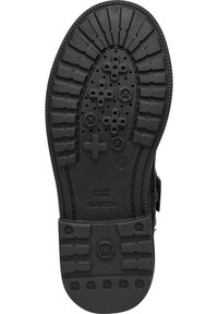 Soletta di scarpa in gomma nera con battistrada a motivo, caratterizzata da fori di drenaggio circolari e a croce, con il marchio "GEOX" impresso.