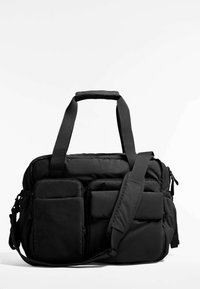 Borse da viaggio nera imbottita con manici doppi e tracolla regolabile. Presenta tre tasche esterne e una texture liscia.