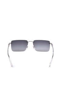 Lunettes de soleil élégantes avec des verres rectangulaires gris dégradés et des fines montures et branches métalliques argentées sur fond blanc.