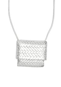 Collana a pendente intrecciata in argento con un design texturizzato e a treccia. Presenta una catena elegante, creando un aspetto moderno e minimalista.