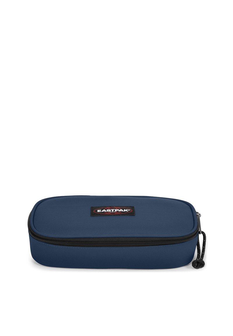 Astuccio rettangolare in tessuto blu navale con cerniera nera e patch con logo Eastpak. Texture liscia, design compatto, materiale resistente.