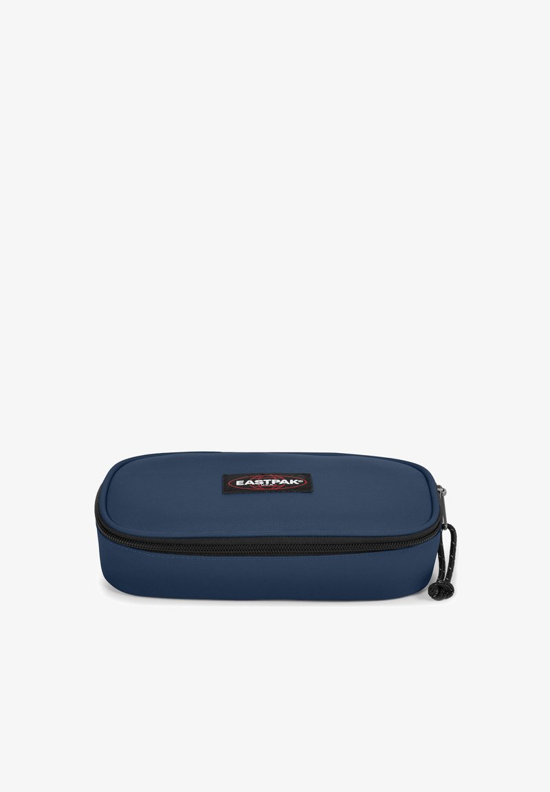 Rechteckiges Federmäppchen aus navyblauem Stoff mit einem schwarzen Reißverschluss und einem Eastpak-Logopatch. Glatte Textur, kompaktes Design, strapazierfähiges Material.