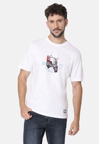 Camiseta blanca de algodón con un gráfico colorido de una scooter con tablas de surf, con el texto "LA VESPITA OLD SURFING" debajo del diseño.