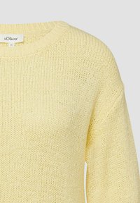Pull en maille jaune clair avec col rond et étiquette de la marque s.Oliver à l'intérieur du col, taille 36.