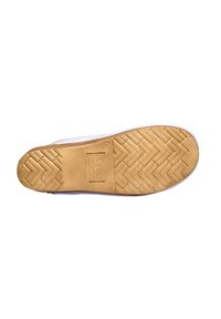 Suola di scarpa bianca con fondo in gomma stampato, caratterizzata da una intersuola beige testurizzata e un logo impresso, progettata per aderenza e durata.