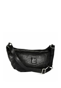 Bolso bandolera de cuero negro con correa ajustable, cremallera superior y pequeño parche con la marca en el centro frontal.