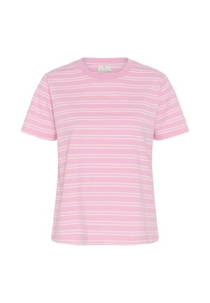 Tricou roz cu mâneci scurte, guler rotund, cu dungi orizontale subțiri albe și tiv drept.