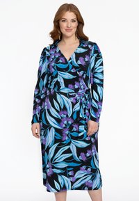 Wickelkleid mit schwarzem Hintergrund und lebendigen blauen und lila Blumenmustern, langen Ärmeln und einem gebundenen Taillendetail.