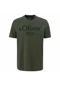 Olivengrøn s.Oliver T-shirt med rund hals, korte ærmer, der har fed sort tekst: "s.Oliver ELEVATED ESSENTIALS SINCE 1969."