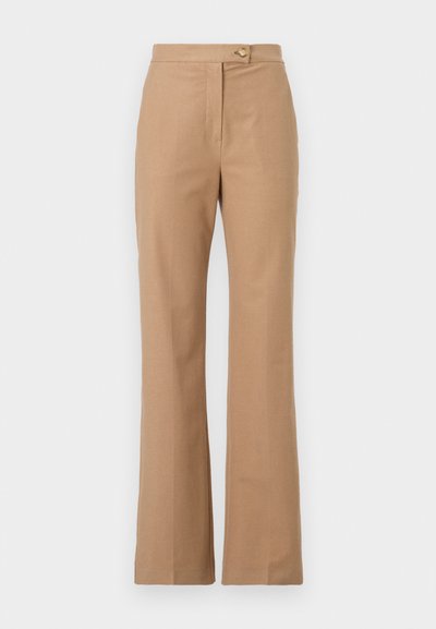 Beige maßgeschneiderte Hosen mit hoher Taille und ausgestelltem Schnitt, aus glattem Stoff gefertigt, mit einem Frontknopfverschluss und zwei seitlichen Taschen.