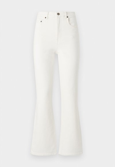 Jeans brancos com boca de sino feitos de denim. Design de cintura alta com bolsos frontais e fecho de botão. Textura suave e detalhes de costura mínimos.