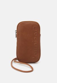 Mała prostokątna brązowa skórzana torba na ramię z wytłoczonym napisem "Danish Endurance" i zapięciem na zamek, na białym tle.