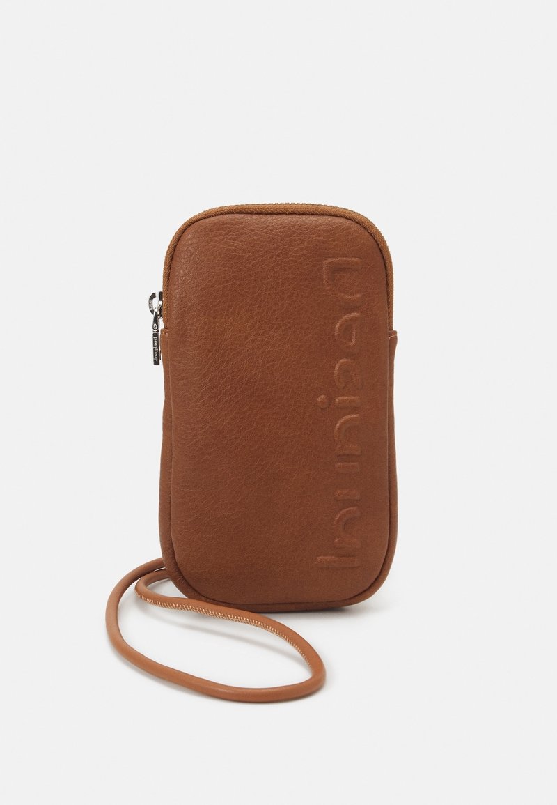 Mała prostokątna brązowa skórzana torba na ramię z wytłoczonym napisem "Danish Endurance" i zapięciem na zamek, na białym tle.