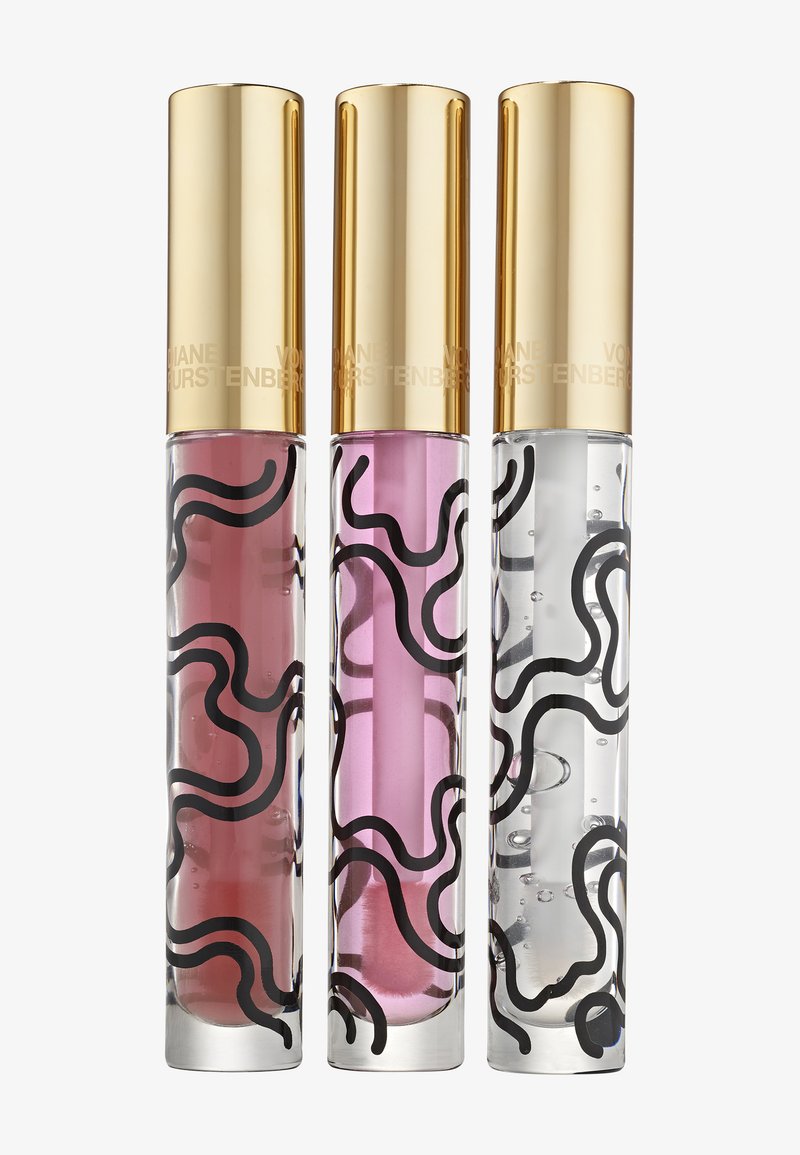 Trois tubes de gloss à lèvres avec des bouchons dorés, contenant des gloss mauve, rose et transparent, décorés de lignes ondulées abstraites noires sur les flacons.