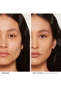 Images avant et après montrant un produit de fond de teint. À gauche : peau nue avec des imperfections. À droite : peau uniforme, lisse, avec un léger éclat.