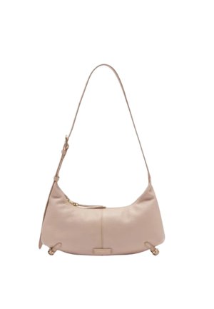 Borsa a tracolla in morbida pelle rosa con design curvo, tracolla singola e sottili accessori in oro. Presenta una tasca con zip per la chiusura.